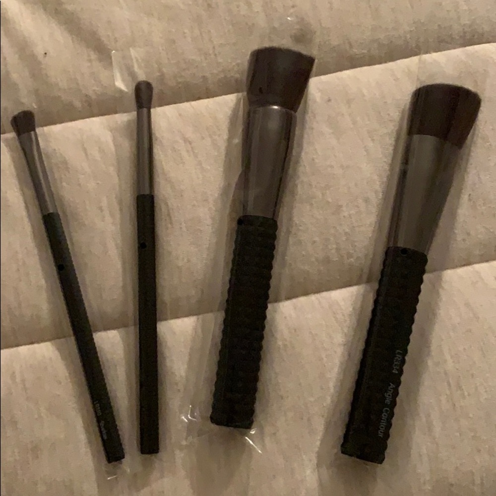 NWT Laruce Brush Set